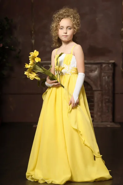 Fille dans une robe jaune — Photo