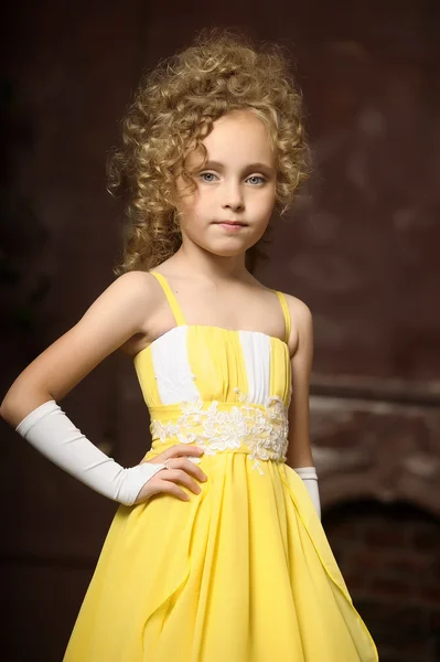 Sárga ruhás lány. — Stock Fotó