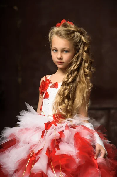 Menina loira em um branco inteligente com um vestido vermelho — Fotografia de Stock