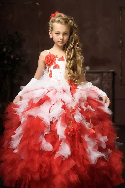 赤いドレスでスマート白ブロンドの女の子 — ストック写真