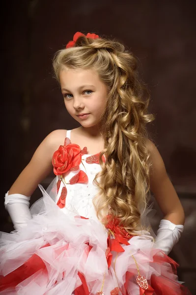 Chica rubia en un elegante blanco con un vestido rojo — Foto de Stock