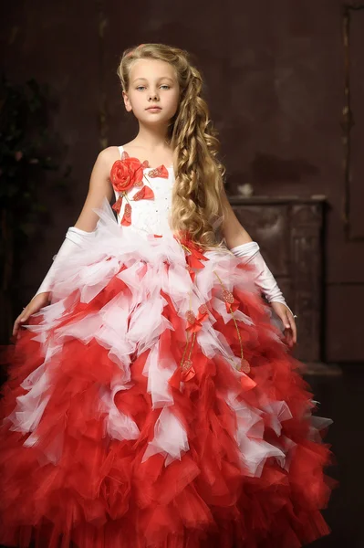 Chica rubia en un elegante blanco con un vestido rojo — Foto de Stock
