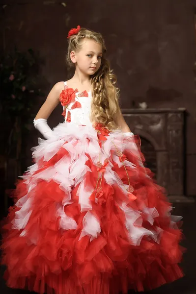 Menina loira em um branco inteligente com um vestido vermelho — Fotografia de Stock