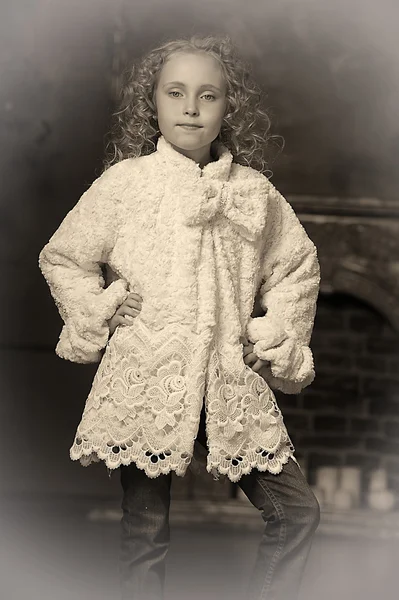 Ragazza in un elegante cappotto di pelliccia artificiale — Foto Stock