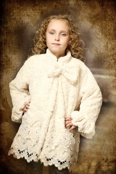 Mädchen in einem stylischen Mantel aus Kunstfell — Stockfoto