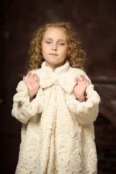 Ragazza in un elegante cappotto di pelliccia artificiale — Foto Stock