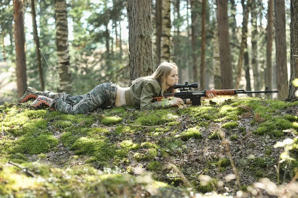 Jonge blonde met een geweer in zijn handen — Stockfoto