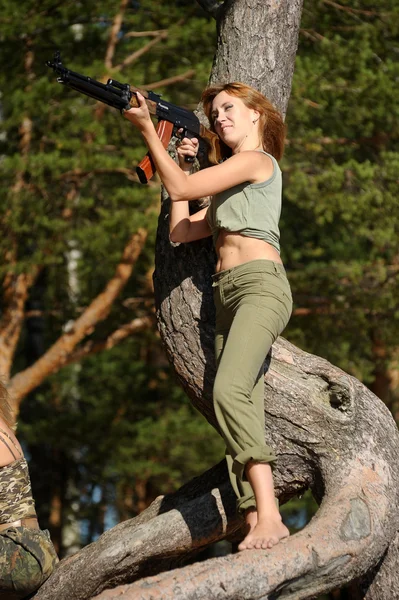 Vacker ung kvinna som väpnad — Stockfoto