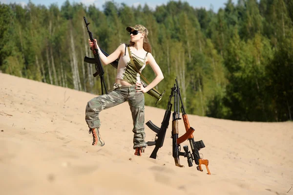 Jeune blonde avec un fusil dans les mains — Photo