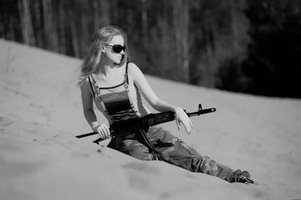 Jovem loira com um rifle em suas mãos — Fotografia de Stock