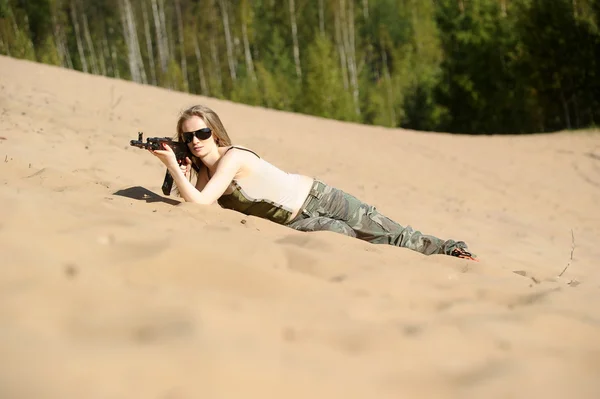 Rubia joven con un rifle en las manos —  Fotos de Stock