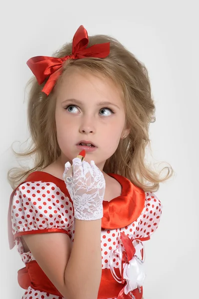 Bambina dipinge labbra con rossetto — Foto Stock