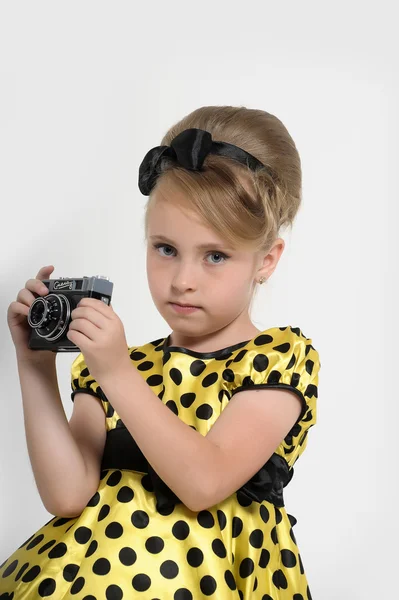 A gyermek egy retro fényképezőgép — Stock Fotó