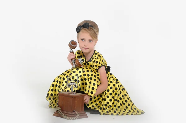 Bambina con un telefono retrò — Foto Stock