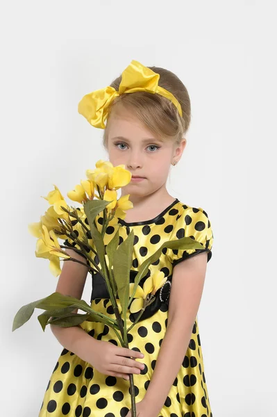 Een klein meisje gekleed in de stijl van de jaren 60 — Stockfoto