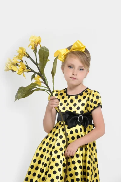 60 च्या शैलीत कपडे घातलेली एक लहान मुलगी — स्टॉक फोटो, इमेज