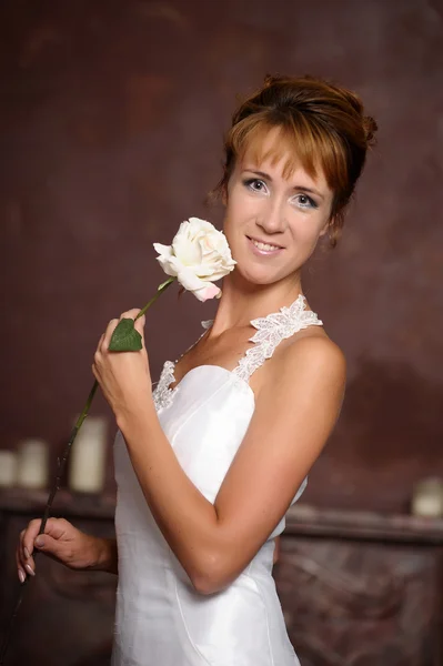 Jeune femme en robe blanche à l'intérieur — Photo