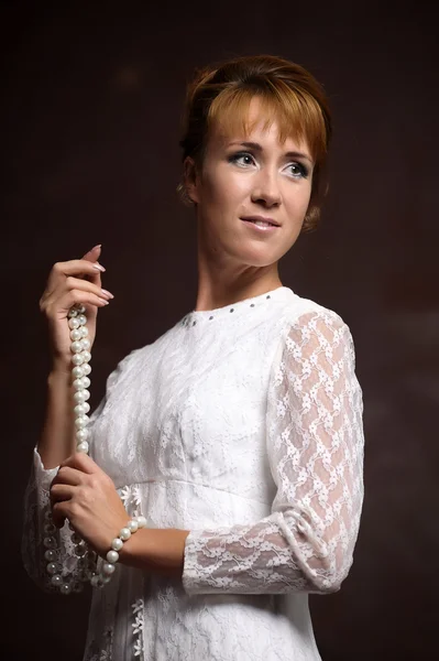 Jeune femme en robe blanche à l'intérieur — Photo