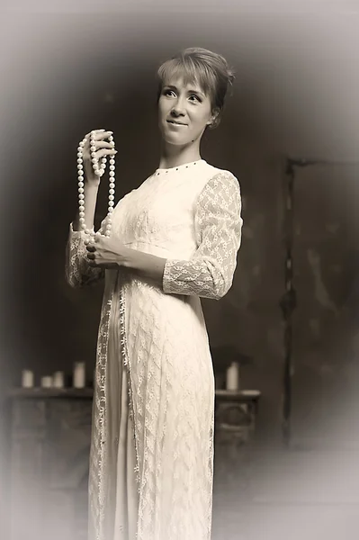 Ung kvinna i vit klänning i inre — Stockfoto