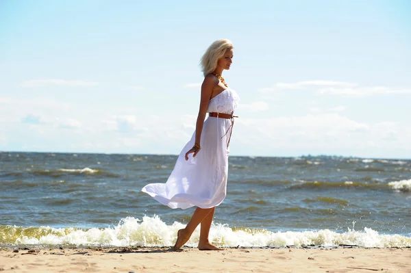 Chica en vestido blanco en la playa — Foto de Stock