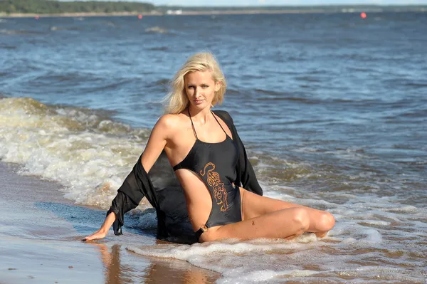 Beautiful girl on beach — Stock Photo, Image