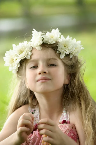 Mädchen mit einem Blumenkranz — Stockfoto
