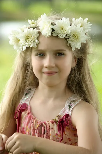 Flicka med en krans av blommor — Stockfoto