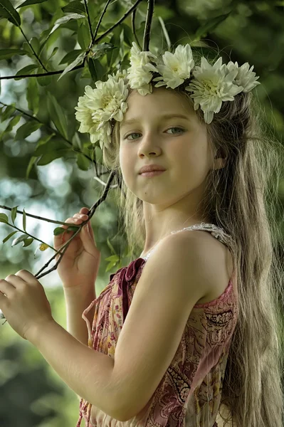 Κορίτσι με στεφάνι από λουλούδια — Φωτογραφία Αρχείου