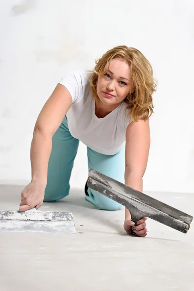 Young woman makes repairs — Stock Photo, Image