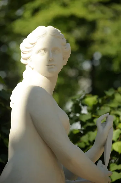 Eine Statue des Sommergartens — Stockfoto