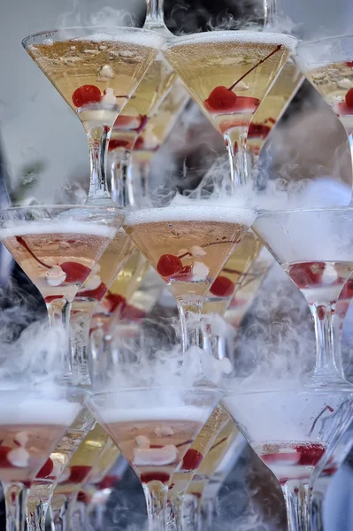 Torre de copas de champán en fiesta de celebración —  Fotos de Stock