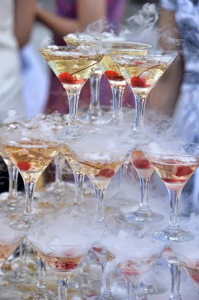 Torre de copas de champán en fiesta de celebración —  Fotos de Stock