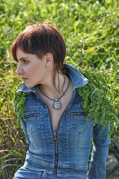 Ungt mode modell poserar i jeansjacka — Stockfoto