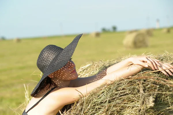 Jovem mulher em um chapéu de abas largas — Fotografia de Stock