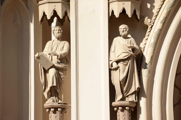 The figures of saints on the Catholic cathedral — Stock Photo, Image
