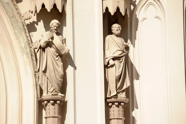 Les figures des saints sur la cathédrale catholique — Photo