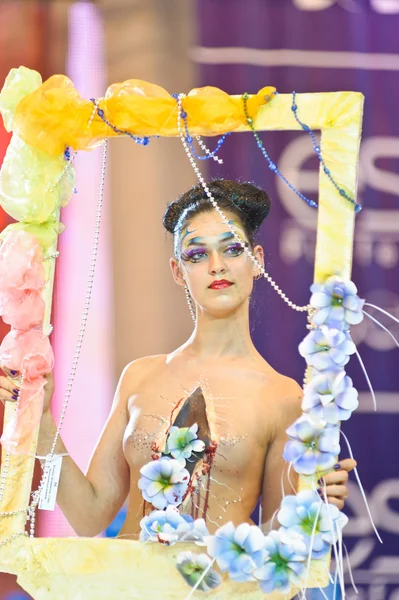 Creatieve make-up Toon op het festival van schoonheid — Stockfoto