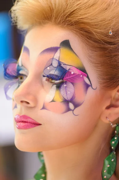 Spectacle de maquillage créatif au festival de beauté — Photo