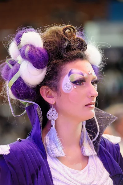 Творческое шоу макияжа на фестивале красоты — стоковое фото