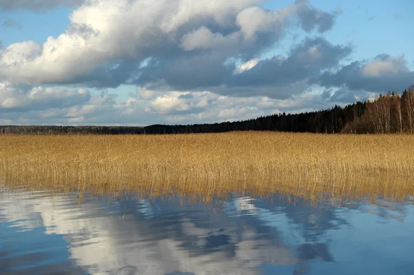 Nuages au-dessus du lac, automne — Photo