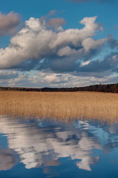 Nubes sobre el lago en el día de otoño —  Fotos de Stock