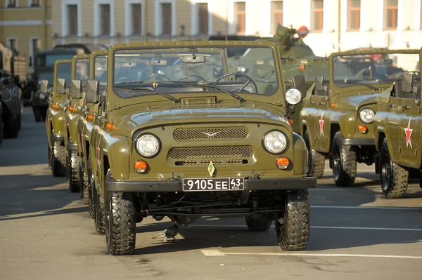 戦勝記念日のパレードの前にロシア軍車両 — ストック写真