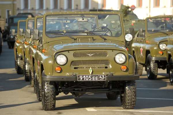 戦勝記念日のパレードの前にロシア軍車両 — ストック写真