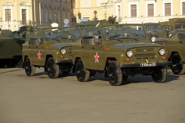 Russisches Armeefahrzeug vor der Parade zum Siegestag — Stockfoto