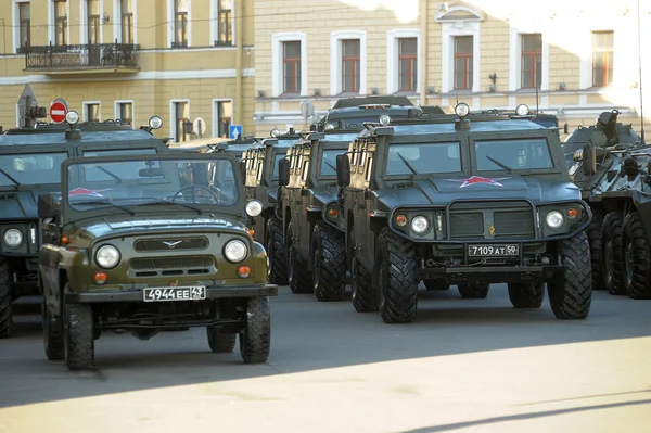 Vehículo del ejército ruso antes del desfile del Día de la Victoria —  Fotos de Stock