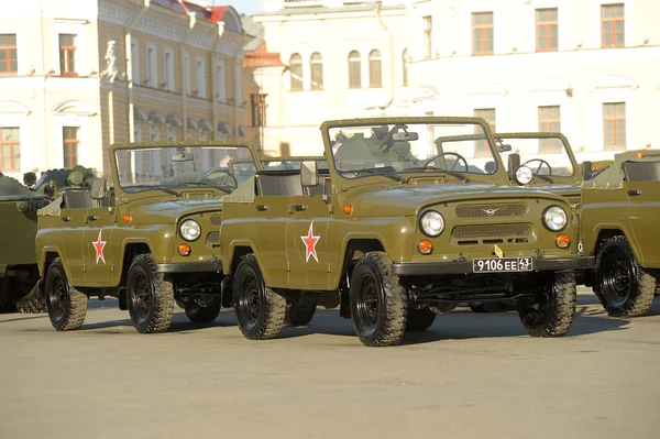 Ryska armén fordon innan paraden för Segerdagen — Stockfoto