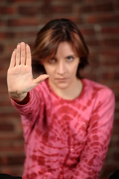 Женщина показывает стоп-жест — стоковое фото