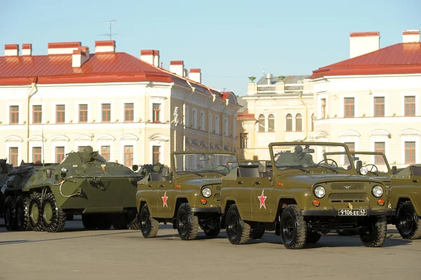 Vehículo del ejército ruso antes del desfile del Día de la Victoria —  Fotos de Stock