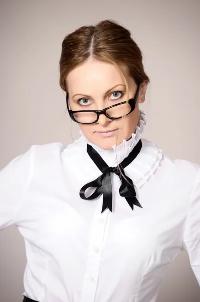 Γυναίκα σε μια λευκή μπλούζα με ένα τόξο και γυαλιά — Φωτογραφία Αρχείου