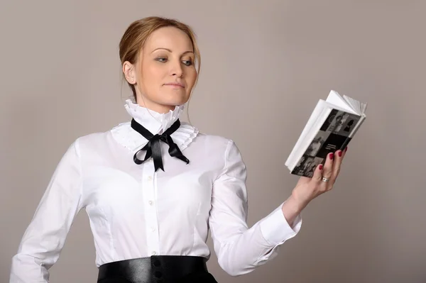 Vrouw in een witte blouse — Stockfoto